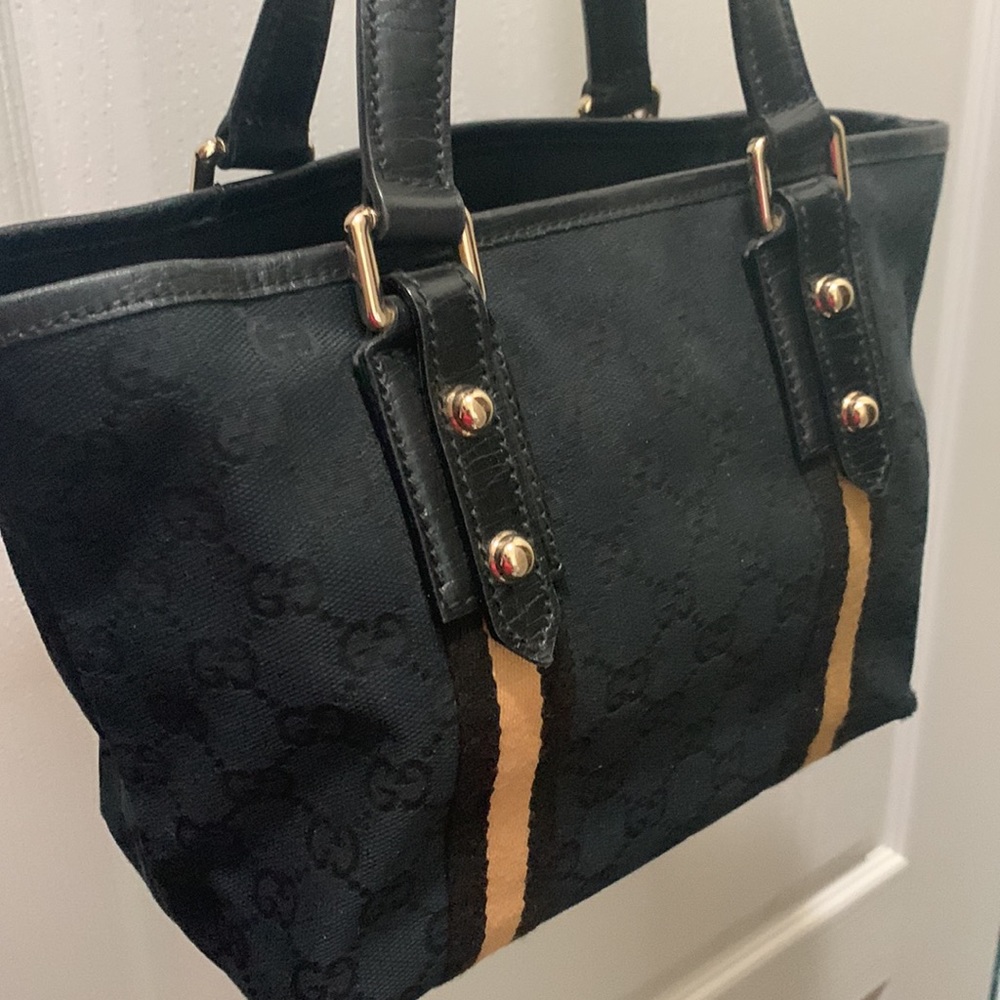 Authentique Gucci purse.  Canvas. Black with taupe stripe.